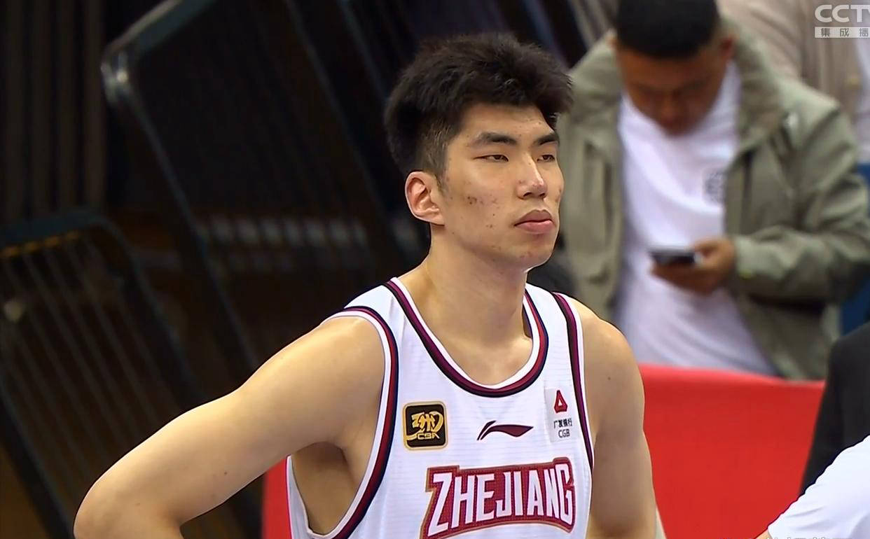 青岛男篮后卫表现抢眼，带领球队取胜