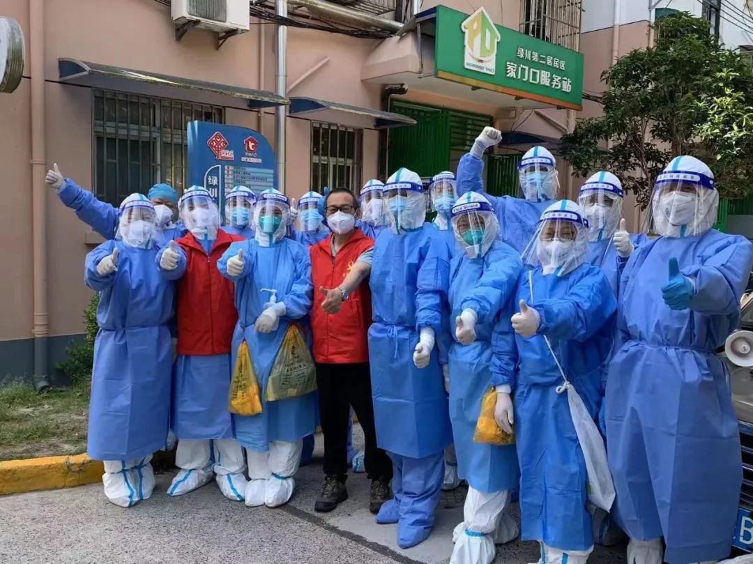 球员努力冲刺冠军，球队多方配合协力作战的简单介绍