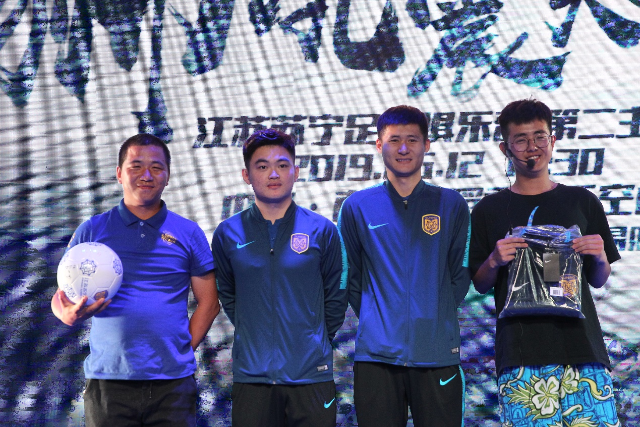 包含江苏苏宁全队士气高涨，备战重要一役的词条