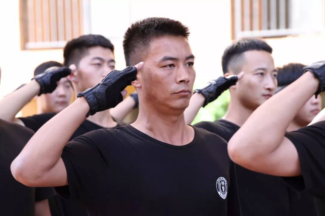 战队与劲敌力争头名，冲刺胜局必胜券定订